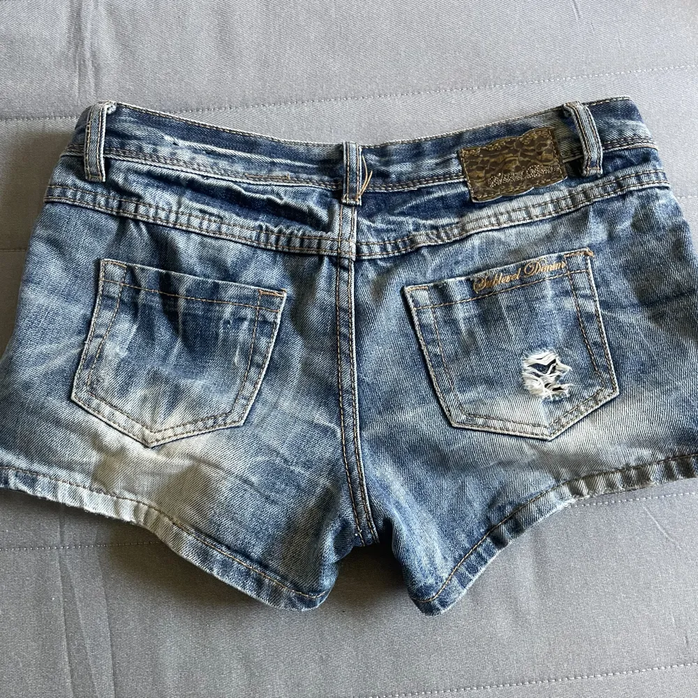 As snygga jeans shorts perfekta till sommaren💕 inte säker på om jag vill sälja därav högt pris!💕. Shorts.