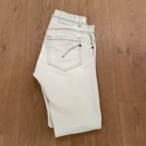 Dondup - Hej säljer mina ljusgråa Dondup jeans som är i väldigt bra skick.