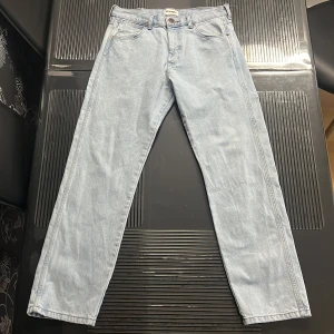 Wrangler jeans - Knappt använda, köpta för 1200kr i carlings. Fler bilder kan skickas om man är intresserad. Allt kan prutas