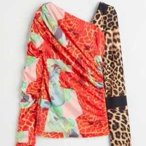 Super snygg H&M Studio topp, strl XS - Aldrig använd. Köptes för 500 kr, säljer för 150 kr