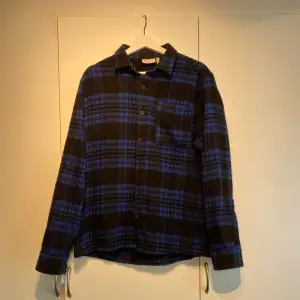 Hej, säljer en sjukt fin overshirt från Asos Design. Använd men i fint skick. Lätt att stylea. Bekväm & härlig passform. Storlek M. Skönt flanell material. Köptes för 500kr. Pris kan diskuteras. Hör av dig vid frågor! 