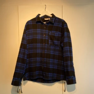 Asos Design Flannell Overshirt  - Hej, säljer en sjukt fin overshirt från Asos Design. Använd men i fint skick. Lätt att stylea. Bekväm & härlig passform. Storlek M. Skönt flanell material. Köptes för 500kr. Pris kan diskuteras. Hör av dig vid frågor! 