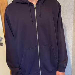 Weekday hoodie - ZipHoodie från weekday 