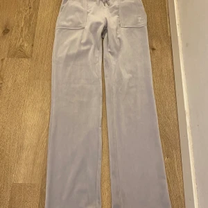 Juicy couture byxor - Nu säljer ja min superfina juicy cotour byxor i färgen grå/blå då dem inte används längre. Fint skick men saknas en metall sak vid snöret vid midjan (bild 2) Sälja pga kommer inte till användning längre. Priset kan diskuteras! 💕