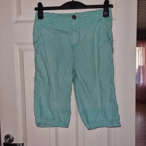Shorts  - Turkosa shorts från H&M i stl 164