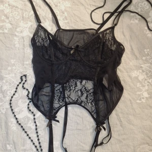 sheer lingerie top med strumpebandshållare - väldigt sexig, köpt från plick för något år sen! använd en gång sen dess storlek M men lite mindre cuper ♡