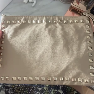 Valentino liknade kuvertväska - Jättefin kuvertväska som är jättelik valentino! Den är från C&A och köpt för 499 kr😊fint skick men den har lite tecken på användning, inget smutts inuti den💕köpt för 2 månader sedan🥰priset är diskuterbart 