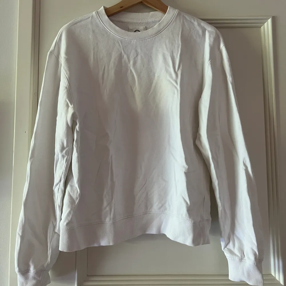 Säljer denna basic vita sweatshirten från Cubus då den aldrig kommit till användning, nyskick. Storlek xs men oversized så passar även S/M. Skriv vid intresse eller frågor 💕. Hoodies.