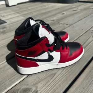 Air Jordan 1 mid   - Jordans i storlek 38,5 som knappt är använda, väldigt fint skick. Dom har en svart fläck som man kan se på tredje bilden, aldrig testat att ta bort så det går säkert. Pris kan diskuteras :) nypris 2999kr