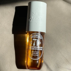 Cheirosa 71 mist 90ml - Säljer min Cheirosa mist i doft 71 (carmelized vanilla & macademia) 90 ml från Sol de Janeiro, helt ny har enbart sprayat lite som ni ser men säljer pga har flera st jag använder mer. Luktar som en vanilj & karamell- bakelse dröm ☺️🫶🏼