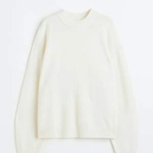 En cremevit stickad tröja från H&M. Ny pris 200kr, den är använd så säljer för 99.💕