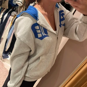 Hoddie  - Supercool hoddie som knappt är använd. 💓