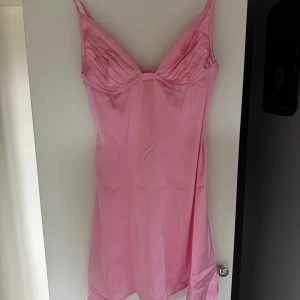 Rosa klänning  - Jättefin rosa klänning som tyvärr är för kort för mig, är 172💕(skicka för bilder på) 
