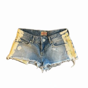 Lågmidjade jeansshorts - Säljer dessa unik jeansshorts!! Passar xs/s