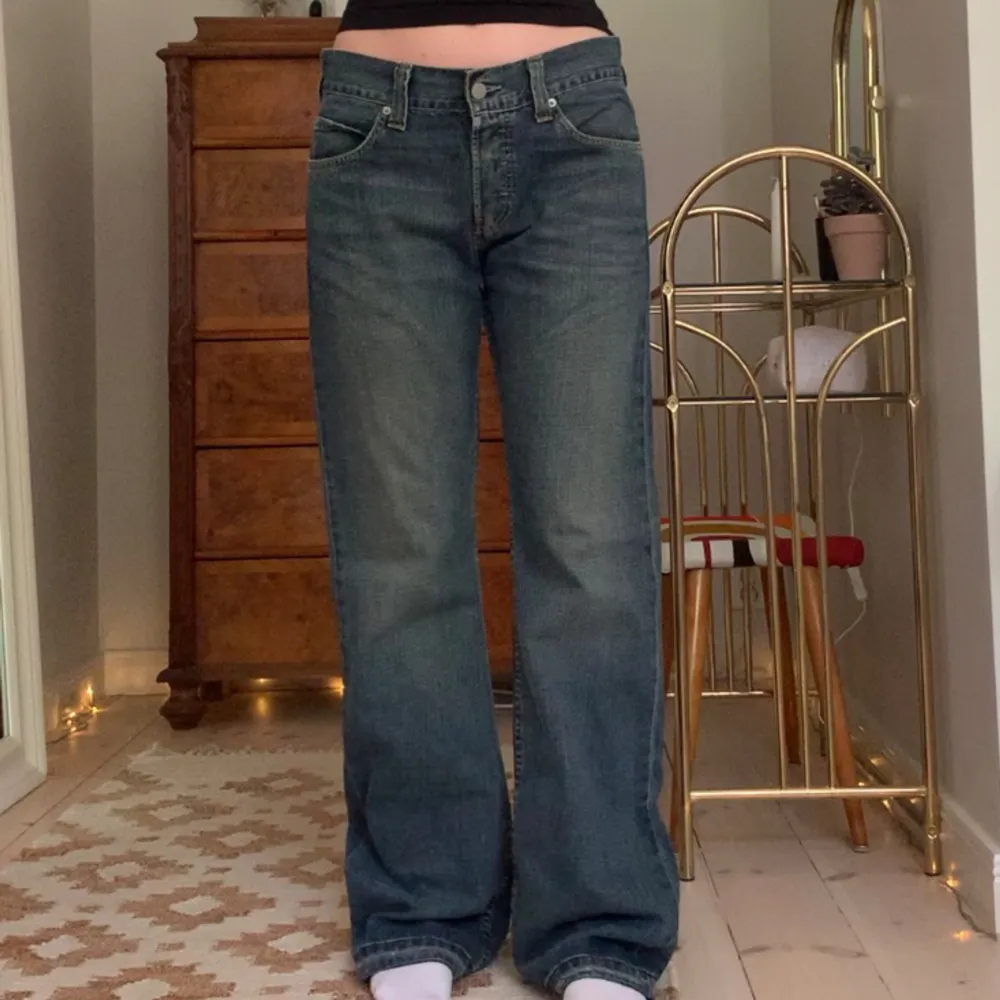 Lågmidjade utsvängda/raka baggy jeans, vintage Levi’s i modellen 512! Jag är 173 cm, midjemåttet är 84 cm och innerbenslängden 82 cm (lite stora på mig) 💘. Jeans & Byxor.