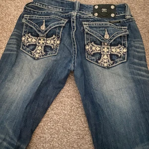 miss me jeans - Jätte snygga miss me jeans som jag inte använder längre. använt ca 10 gånger tidigare men dem är i bra skick. Pris kan absolut diskuteras💞kom dm för flera frågor🙏🥰