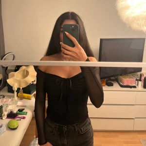 Body från PLL - Jättesöt body från prettylittlething. Går att justera vid brösten med snörning. Mesh material på armarna. Tight i armarna, säljer därför. En liten defekt som enkelt går att åtgärda, se sista bilden. Förövrigt jättesöt.