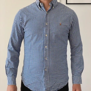 Ralph Lauren - Säljer en fet Ralph Lauren skjorta till sommaren. Ett mindre hål på ena ärmen därav priset ⭐️  Tveka inte på att höra av dig !