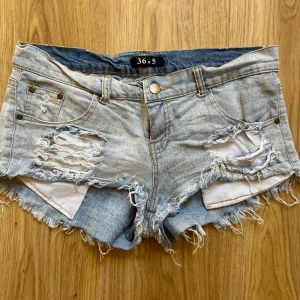 Jeansshorts  - Snygga håliga jeansshorts m lågmidja, som tyvärr blivit för stora