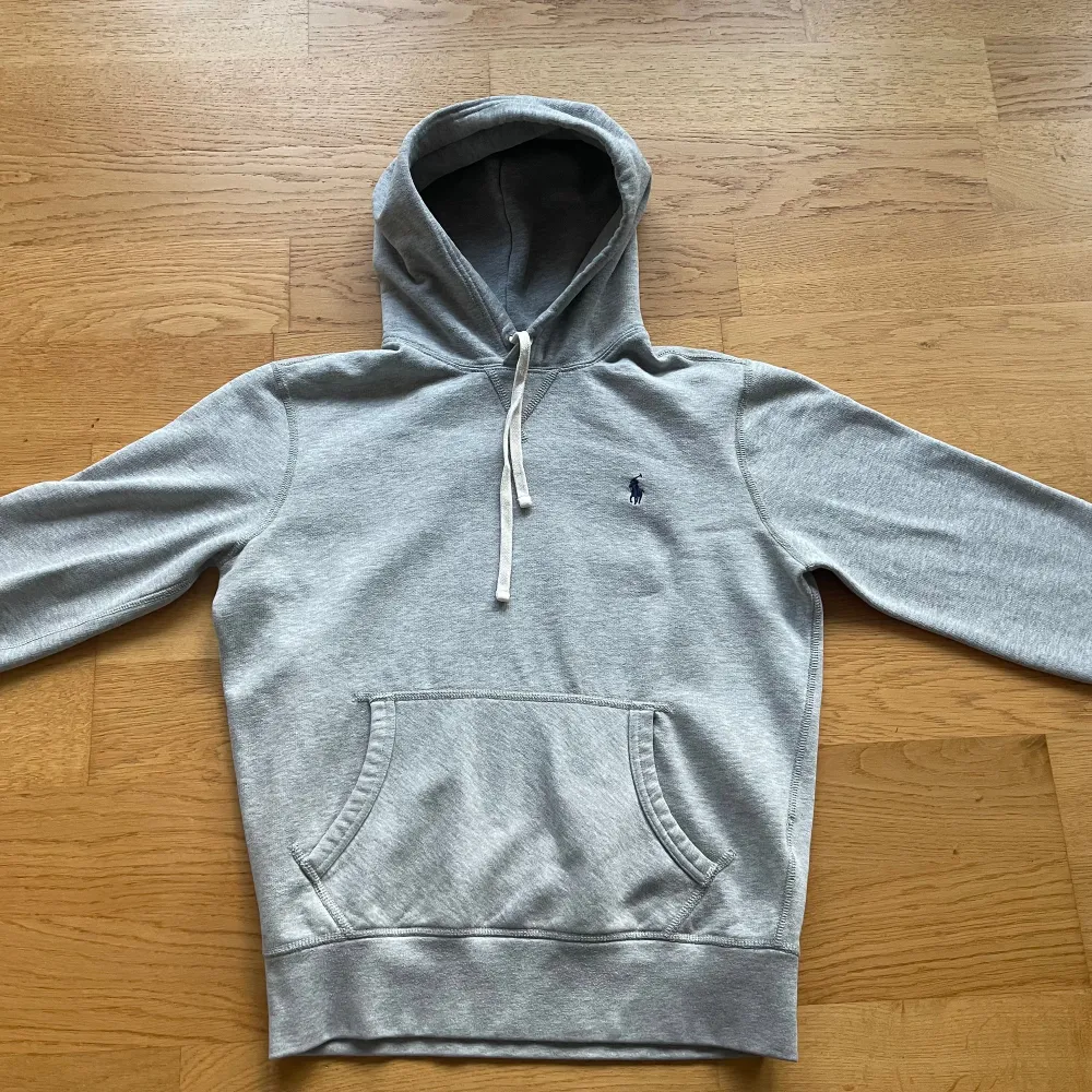 Ralphlauren hoodie i nyskick. Köpt för 2000. . Hoodies.