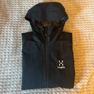 Haglöfs jacka dam - Inga märken eller fläckar jackan är som ny. Jackan är i storlek S men passar även mig som har xs.
