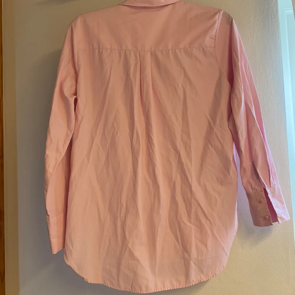 Superfin rosa skjorta som legat i garderoben alldeles för länge utan att användas därför säljer jag den. Bara att stryka den så blir den som ny!🌸. Skjortor.