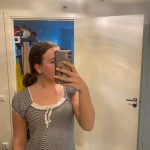 Randig topp - Vit och blå randig t-shirt med rosett. 💙🤍