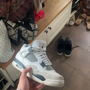 Jordan4 - Säljer nu mina Jordan 4 då jag tröttnat på dom har boxen till dom. Vid snabb affär så kan jag gå ner mycket i pris. Jag står för frakten  Storlek 43 Skick 8/10