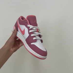 Air Jordans - Helt nya air jordans endast använda en gång i färgen rosa, jätte gulliga skor nu till sommaren ifall man vill få mer färg i sin vardag🩷