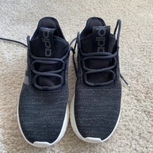 Adidas skor - Säljer ett par adidas skor eftersom dem är för stora och därför inte används. Väldigt fint skick. Nästan helt oanvända. Nypris: 799 säljer för 349kr 