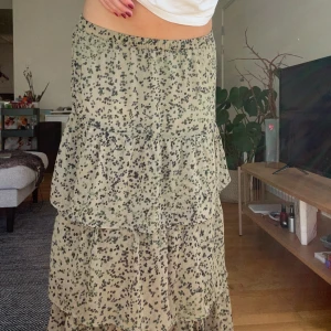 Volang maxikjol🤍 - Jättefin volangkjol från Lindex❣️ Säljs för att den inte används längre. Kontakta mig för fler bilder, frågor och intresse!