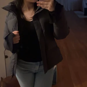 Sailracing vinter jacka - Säljer mina snygga sailracing vinter jacka som är använd väldigt få gånger under den senaste vintern. Nypris är 5500kr och det finns inga defekter och känns som ny. Storleken är M men passar mig som bär S och M😍😍 fråga om fler bilder🩷🩷