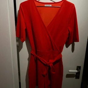 Jumpsuit  - En jumpsuit från Pieces, ena ögglan där man har midjebandet har gått sönder men annars är den i fint skick.