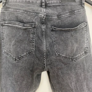 Bootcut jeans - Snygga gråa bootcut jeans ifrån Gina ❤️🎀. Väl använda men fortfarande i bra form💕. Perfekta till skolstarten i höst 🍂. Köpta för 500 💕