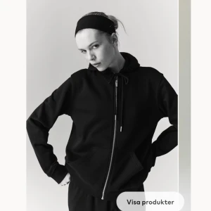 Zip hoodie - Svart zip hoodie från h&m, helt oanvänd. Jätte bra och användbar. Väldigt bekväm. Nypris 199kr. Pris går att diskuteras