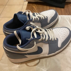 Jordan 1s - Säljer mina jordans då jag knappt använt dem. Skorna är i fint skick och Nypris är 1700kr.