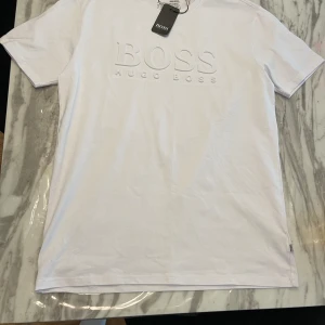 Hugo boss  - Helt ny köpt av pappa 2 dagar sen säljer den för att den va för stor kostar 799 men säljer för bara 399