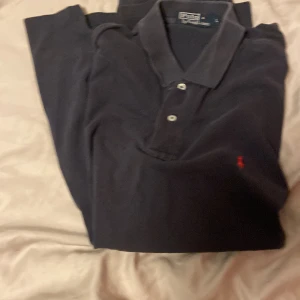 Polo Piké - Polo piké som är lite för stor för mig, sparsamt använd hör av dig vid mista fundering