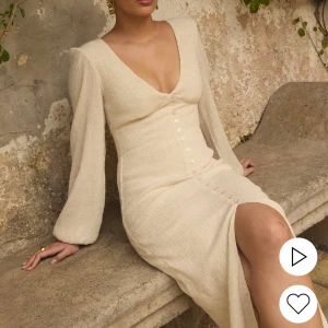 Klänning i linne - Sååå himla fin slutsåld klänning ifrån Nelly, jag hann tyvärr inte skicka tillbaka den och därav testar jag att sälja den här. Storlek 42 men är mer runt 40. Prislapp är kvar, ny pris 800kr.