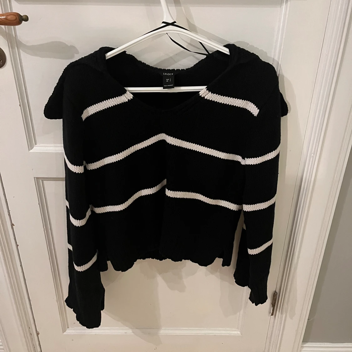 Randid stickad tröja