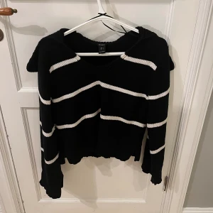 Randid stickad tröja - Jättefin randig unik stickad tröja med nedvikt krage. Supermysig 🥰🥰 Fler bilder kan skickas vid förfrågan 