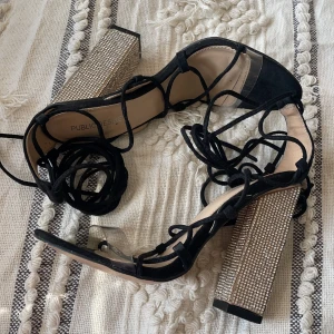 Klackskor  - Jättefina klackskor med glitter. Har ett genomskinligt band vid tårna. Köpta på second hand men har aldrig använt. Har långa snören så man göra olika designs vilket blir jätte fint. Pris kan diskuteras. Fler bilder kan skickas vid intresse. 