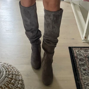 Stövlar - Så fina stövlar från About you. Endast använda 1 gång, inga synliga tecken på användning. Storlek: 38 Klackhöjd: ca 6cm