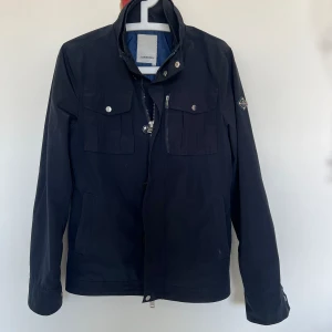 J Lindeberg jacka - En as snygg Field jacket från J.Lindeberg som jag inte längre känner för att behålla. Den är i toppen skick, skulle säga 8/10 inga som helst defekter. Även i storlek XS som är slutsåld i denna modellen