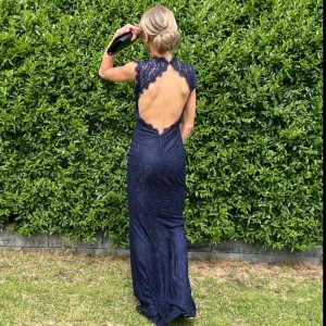 Balklänning  - Säljer min balklänning jag hade balen 2024 och hoppas nu att kläningen kan få en ny ägare☺️ Det är insydda vaddar så man behöver ingen bh under💞Priset är förhandlingsbart då den är använd en kväll och inte i nyskick men fortfarande i bra skick såklart