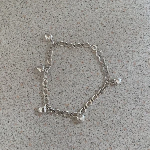 Silver-armband - Äkta silver-armband. Köpt från Albrekts Guld! Det är små hjärtan hängandes på den. Säljer denna för har övergått till guld:)