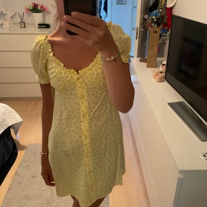 Blommig sommarklänning - Så fin klänning som tyvärr aldorg kommit till användning därav lappen kvar💛