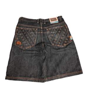 Sällsynta vintage jeans shorts från det kända amerikanska märket rydel house  Längd: 60cm  Höftmått: 44 cm  Lårbensbredd: 31 cm  Skick 9/10