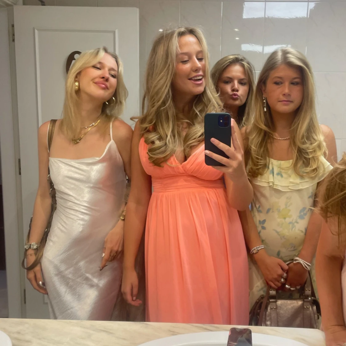 vit balklänning champagne pärlemo 