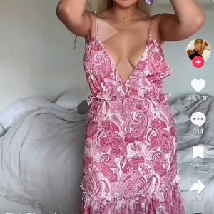 Fin somrig klänning!!  - Jättefin klänning!! Aldrig använd med prislappen på🙏 går hela vägen ner till fötterna på mig som är 165